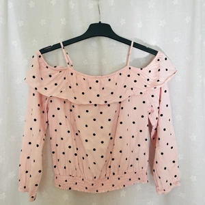 Prickig rosa tröja - En rosa tröja med svarta prickar jätte snygg!!