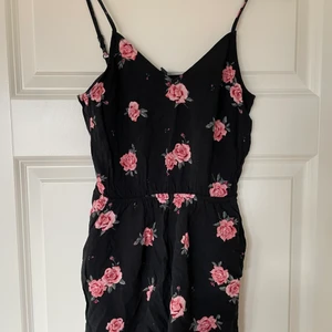 Klänning/byxdress söt blommig - Jätte gullig byxdress med shorts