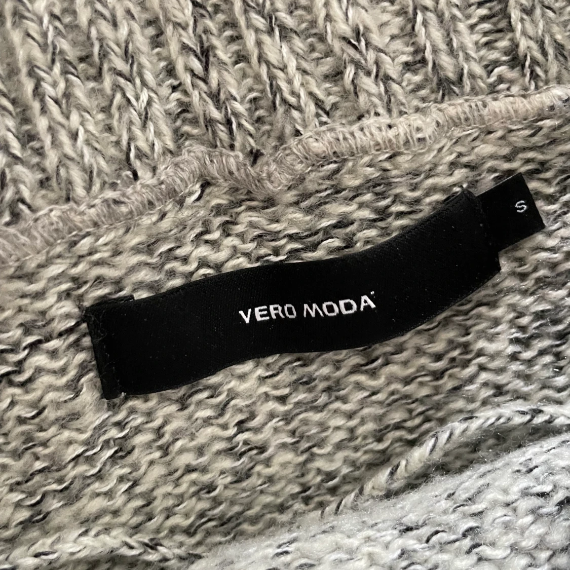 Stickad grå tröja - 91