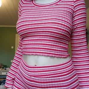 Mysigt randigt sett - Jätteskönt set från monki, nytt skick, nästan aldrig använda, storlek s , 100kr för både tröjan och byxorna, skriv om ni vill ha bara tröjan eller byxorna, frakt tillkommer alltså 100+66kr❤