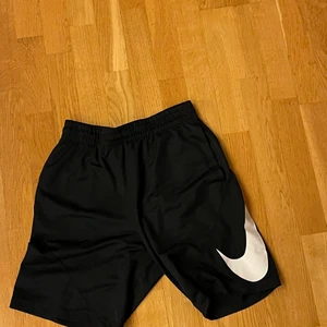 Nike shorts  - Ett par nikeshorts i träningsmaterial. Materialet är lätt och andas väldigt bra. Det finns ett snöre för att spänna åt vid behov. Shortsen är i gott skick.