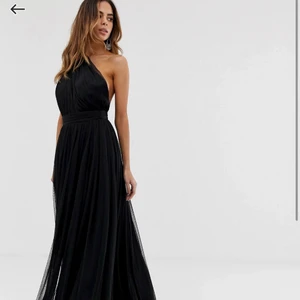 Klänning - Säljer min underbara balklänning som jag aldrig fick tillfälle att använda pga pandemin💕 Alltså är den aldrig använd utan bara testad. Skriv om du har några frågor eller vill ha egna bilder. 