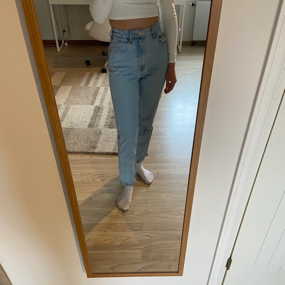 Snygga ljusblåa mom jeans från Zara, inga defekter så de är i bra skick. Jag är 167cm lång, midja:70 cm, stussvidd 80cm, passar bra på mig.. Jeans & Byxor.