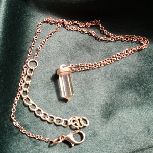 Halsband - Ej riktig kristal. Vet ej var den är ifrån, fick den. 