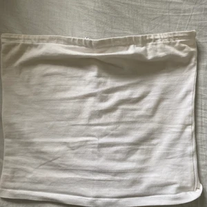 Bendeau topp  - Vit Bandeau Topp från NA-KD i stl xs. Använda 1 gång och i mycket bra skick 🙌🏼