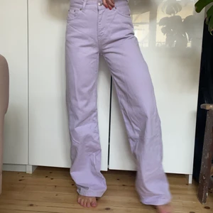 Ljuslila Junkyard wide leg jeans - Vida ljuslila jeans i storlek 25. Använda ca 1 gång. Lite långa (jag är 165) men såklart går det att lägga upp dom. 