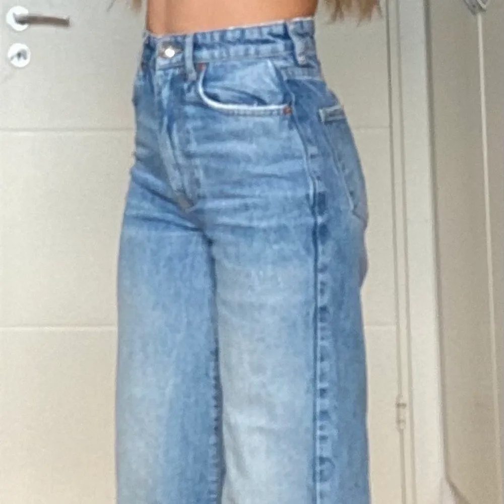 High waiste, wide leg jeans från ginatricot! Sköna. Storklek 30. Jeans & Byxor.