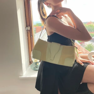 Grön vintage väska - Fin grön vintage baguette bag med mocka detaljer. Det finns normalt slitage på väskan i och med att den är vintage, skicka PM för fler bilder. 