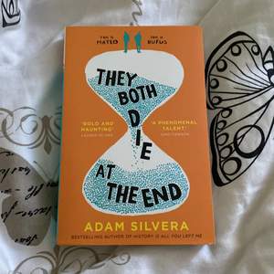 Säljer denna bok av Adam Silvera som heter they both die at the end. 