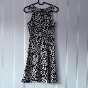 Snygg leopardmönstrad klänning från H&M. Storlek M men tycker den är lite liten i storlek, mer åt S eller S/M. Fint skick, inte mycket använd. Snygg och smickrande modell!