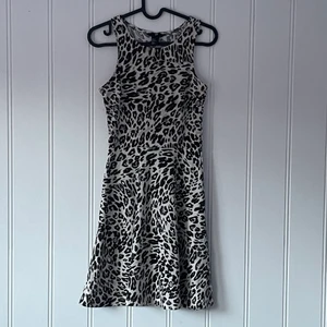 Leopardmönstrad klänning 😍 - Snygg leopardmönstrad klänning från H&M. Storlek M men tycker den är lite liten i storlek, mer åt S eller S/M. Fint skick, inte mycket använd. Snygg och smickrande modell!