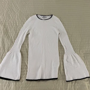 Vit topp - Säljer en fin vit topp med fina svarta detaljer från Gina Tricot i storlek S 🤍🖤 Den är stretchig så den passar även M ☺️OBS! Tröjan har ett litet hål (se 3:e bilden). Säljer den för 45kr + frakt; kan även mötas upp i Örebro 💕Dm för mer info/bilder ☺️💕