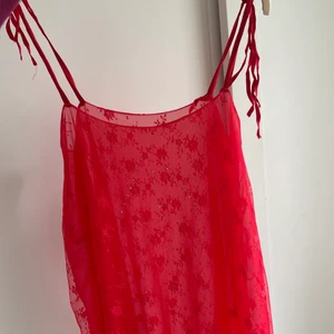 Klänning - Så söt klänning med rhinestones och sidenband, men kommer inte till användning😢 genomskinlig, fast skitsnygg med en bikini under till stranden eller en snygg bh i sommar🌟 