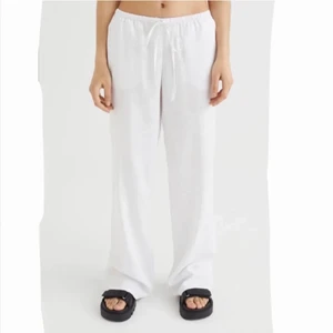 Linnebyxor M - Helt nya, köpa hör på Plick men tyvärr för korta för mig i midjan. Jag är 169 å dem e perfekta i längden. Prislapp kvar så helt nya!