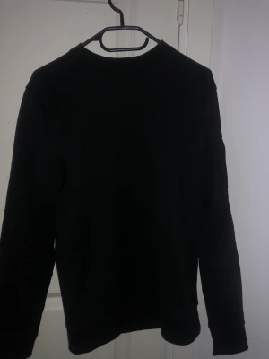 Lyle & scott sweatshirt Svart - Lyle & scott sweatshirt svart Xs. Fits XS/S. Skick 9/10 Knappt använd 