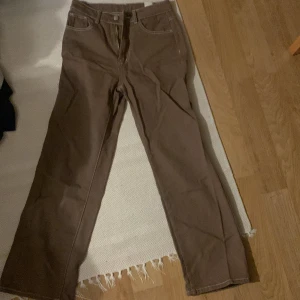 Jeans baggy - Assnygga jeans som är baggy där nere. Helt oanvända då dem tyvärr är för små för mig