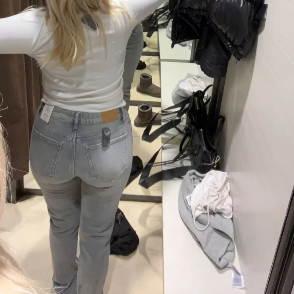 Säljer mina grå zara jeans, slits och breda nere. Jag är 166 cm lång . Jeans & Byxor.
