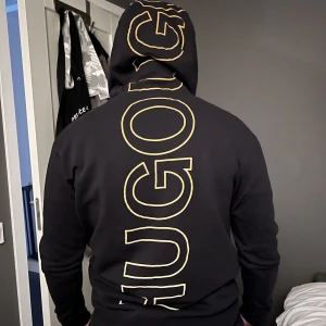 Hugo boss hoodie  - Säljer min Hugo boss hoodie. Den är i mycket gott skick, storlek S, passar M. Texten är skriven i reflex 