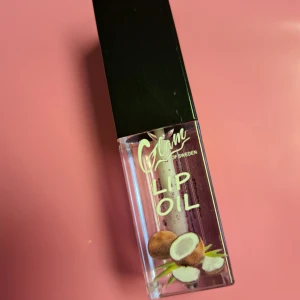 Cocos-Lip-oil🌞 - Hej 🌞 Här har jag ett Nytt läppglans 🌞Lip-Oil m Cocos doft🌞 Aldrig använd,Ny🌞 inte ens provade🌞 Från Glam 🌞 Endast vanlig Swish då jag har för frankerade postpåsar hemma 🌞 vid frågor kontakta mig 🌞 Anki 