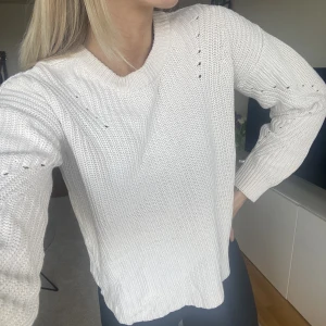 Vit stickad tröja  - Stickad tröja från Cubus i Stl S 💫
