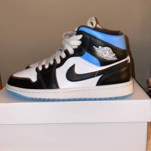 Säljer dessa Jordan 1 mid royal black and blue i str 38 för att de är för små. Skorna är sparsamt använda Det är köpta på wear the talk.  Nypris :3799 Mitt pris : 800kr