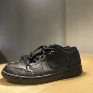 Nike Jordan Low 1 - Storlek : 9,5 Condition : 7  Enda märker är det på bildet Boxen följer inte med 