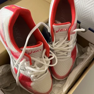 Asic Ge Tactic W - En helt ny innesko som endast är prövad. Storlek 39 och nypris var 1400, kvitto finns kvar.