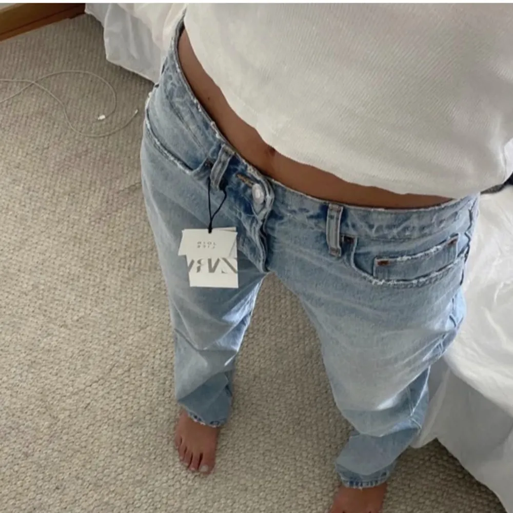 Mid rised jeans från zara. Köpta på Plick men jag har knappt andvänt dem och ser iprincip nya ut.❤️‍🔥❤️‍🔥❤️‍🔥❤️‍🔥lånade bilder. Jeans & Byxor.