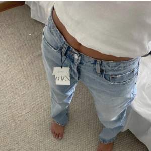 Mid rised jeans från zara. Köpta på Plick men jag har knappt andvänt dem och ser iprincip nya ut.❤️‍🔥❤️‍🔥❤️‍🔥❤️‍🔥lånade bilder