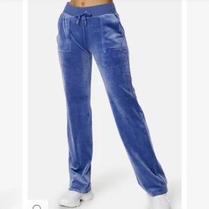 Juicy byxor xs  - Ett par super fina och populära Juicy Couture byxor i storlek xs😍. Säljer eller byter mot en annan färg därav jag inte tycker att färgen passar mig❤️. 