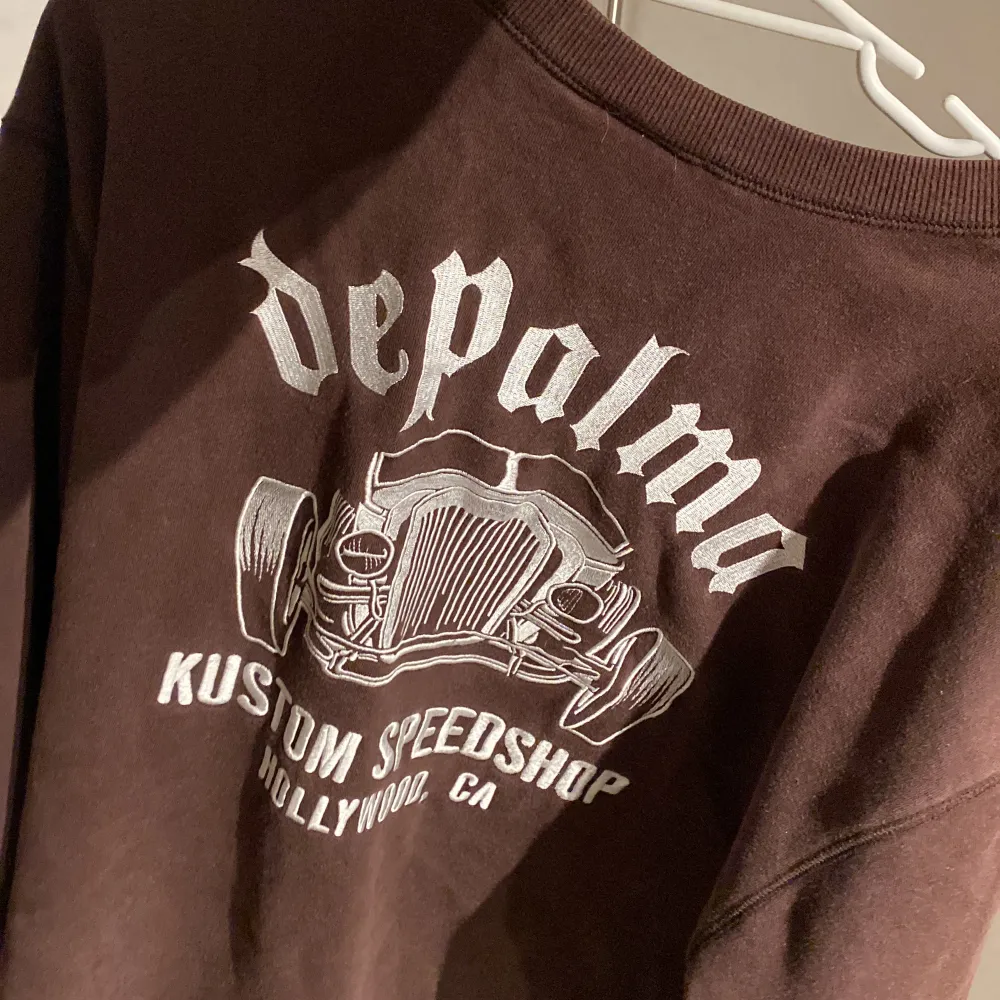 Säljer nu min bruna depalma sweatshirt för jag aldrig använder den storleken är xxl men passar mig som är 183. Hoodies.