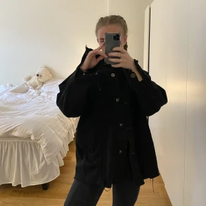 Jeansjacka - Svart jeansjacka, oversized. Slitningar i kanterna