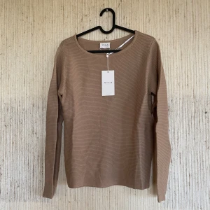 Ribbad tunn tröja - Beige stickad tröja. Aldrig använd och lappen sitter kvar.