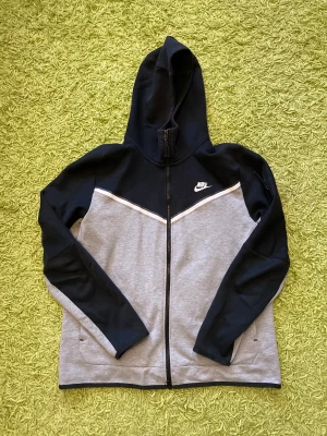 Nike tech fleece - Säljer min grå/svarta Nike tech fleece. Byxor M tröja L cond9/10