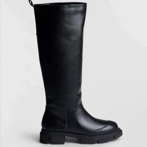 Höga svarta stövlar  - Ett par höga svarta stövlar från Gina tricot i storlek 36. Säljer det pga att dem är för små för mig. Aldrig använda, lappar finns kvar. Nypris 600kr. Står ej för postens slarv 