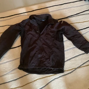 Reebok windstopper - Standard windbreaker med ”hare chevrolet” tryckt framtill 