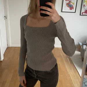 Ribbad tröja  - Ribbad tröja från hm i storlek s. Oanvänd och i fint skicka. Väldigt skönt och varmt material.
