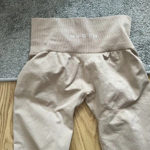 Nvgtn - Nya nvgtn byxor, aldrig använda köpa i fel storlek, storlek S. Slutsåld i storlekarna. Inköpta för 680