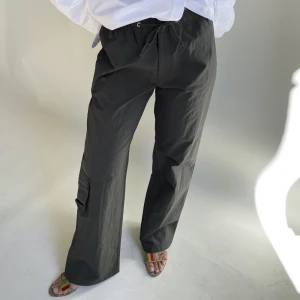 Djerf Avenue Sporty Pants Green S - Sporty Pants från Djerf Avenue. Storlek S. Använda ett par gånger och tvättade en gång! Helt slutsålda på hemsidan! Nypris 1599. Frakt på 66kr tillkommer 