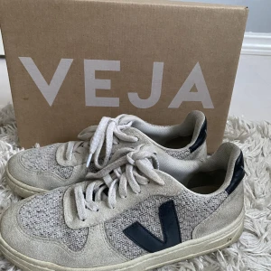 Storlek 37 - Jätte snygga sneakers från Veja som är sparsamt använda, storlek 37. Nypris 1350kr