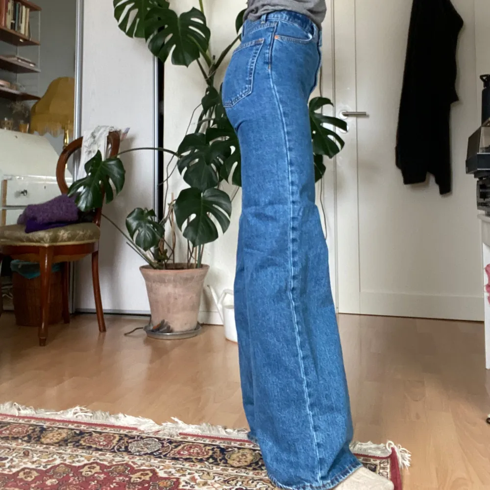 Vida högmidjade jeans från Lindex, använda 2 ggr. Jag är 169cm och de är aningen långa. Pris kan diskuteras:). Jeans & Byxor.