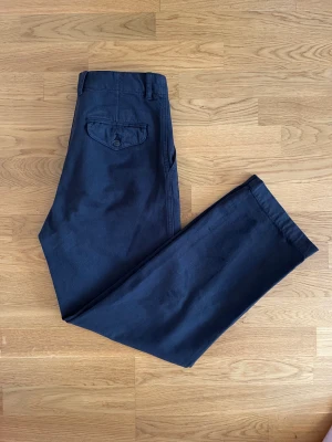 Van trousers HOPE - Unisex byxor från HOPE i mörkblå färg. Använda en gång så mkt bra skick.  Nypris 1400kr  Hetrstorlek 44 Damstorlek 36 men skulle mer säga att det är en 38 