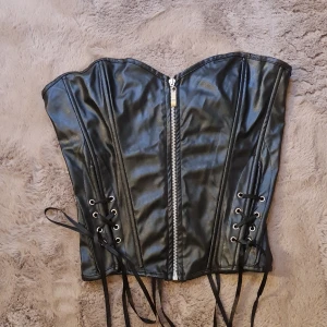 Korsett - Svart läderliknande korsett med snörning i bak och dragkedja i fram 🖤