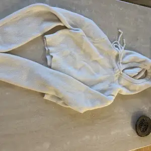 Superskön croppad tröja med luva