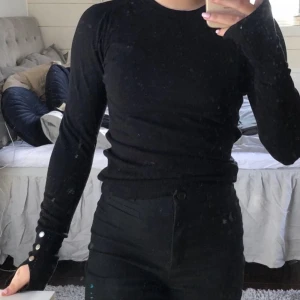 Zara svart långsammas tröja med guldknappar - Lånade bilder! En relativt ny svart tröja med guldiga knappar. Den är i princip ny förutom en defekt med ett hål vid armen men det kan lätt sys ihop🫶🏼