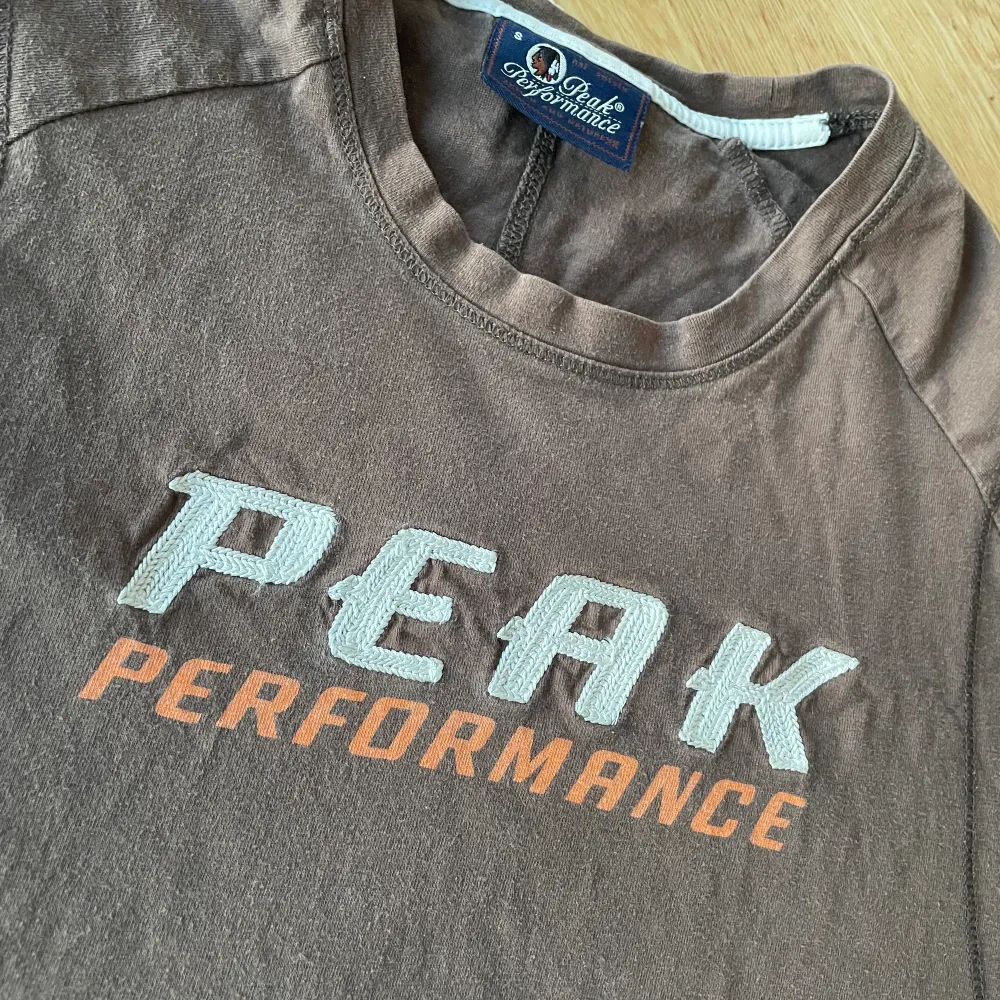 Cool brun Peak t-shirt i unisex, passar mig som vanligtvis är xs-s. Den är använd och delvis urtvättad men verkligen inget som syns på 💓 verkligen perfekt för sommaren ✨ PM för fler bilder. T-shirts.
