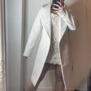 Vit Kappa  - Vit Kappa från bikini helt oanvänd. Ordinariepris 999kr säljs för 699kr! 