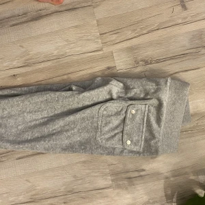 Gråa juicy byxor  - Gråa juicy byxor som inte andväns! De är avklippta där nere men det syns inte 💓köpta för 1100kr! Sänker priset vid snabb affär!