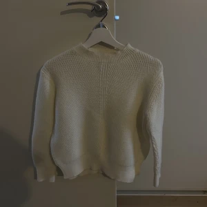 Stickad tröja - Stickad tröja med slit på sidorna. Kommer inte till användning tyvärr