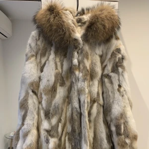 Pälsjacka! - Mjuk pälsjacka. Två sidofickor samt midjeskärp till. Längd: 100 cm 